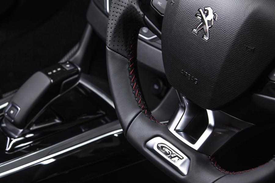 Детали интерьера Peugeot 308 GT 2019 года  (AU) (фото 12 из 17)